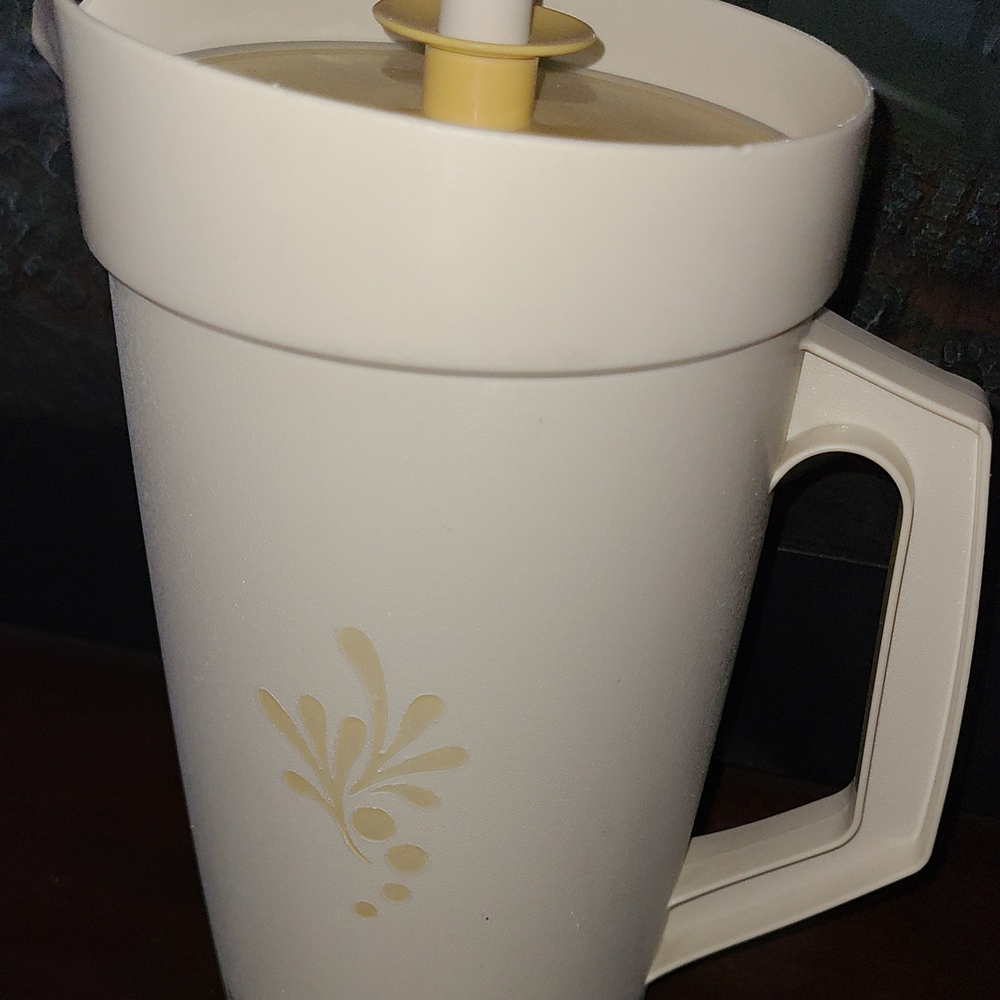TUPPERWARE PITCHER Vintage, Cream and Gold